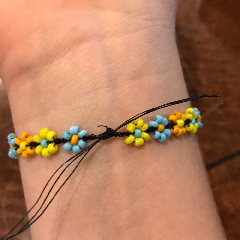 Floral drawstring bracelet - Picture 2 of 2